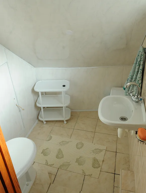 Дом с балконом, видом на море у пляжа и Воронцовского дворца