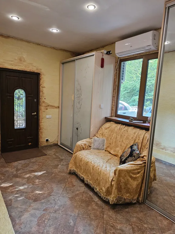 Дом в лесу с каминным деревом внутри