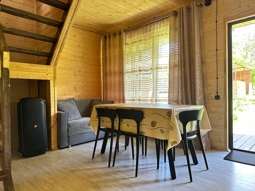 Двухэтажный коттедж с видом на лес