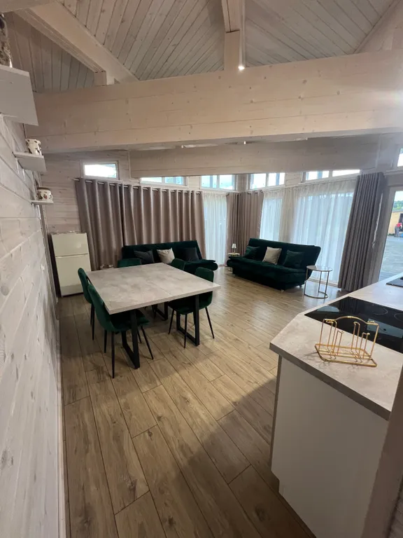 Просторный дом Елка с панорамными окнами в тихом месте