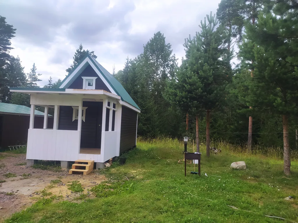 Маленький домик на опушке леса
