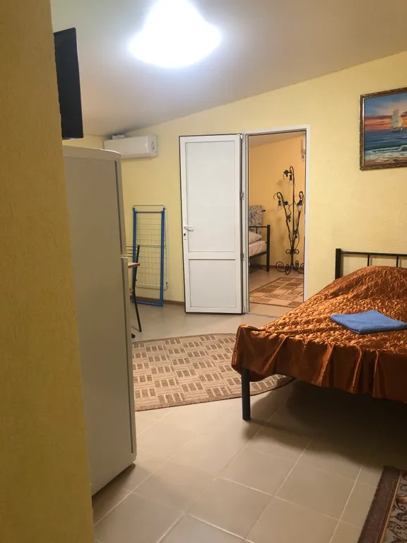 Двухкомнатная квартира со своей собственной ванной комнатой и кухней