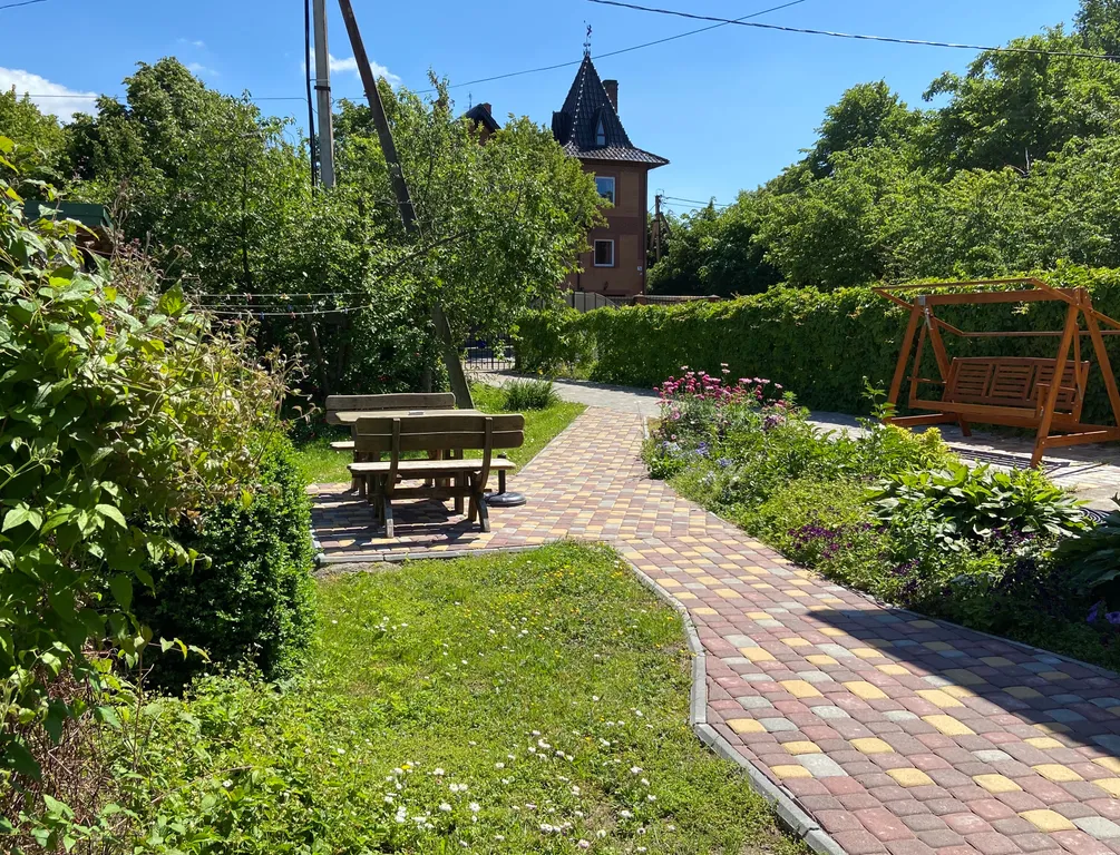 Дом с яблоневым садом на побережье