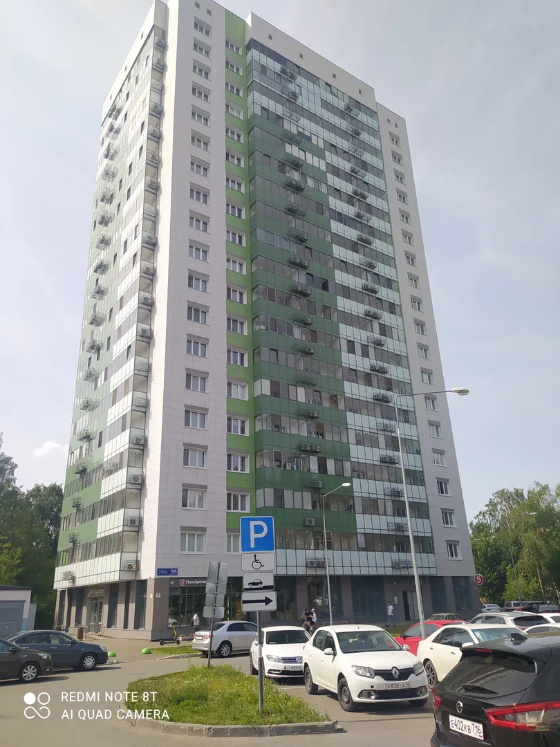 Современный новый дом, в доме магазин Пятёрочка, очень удобно!