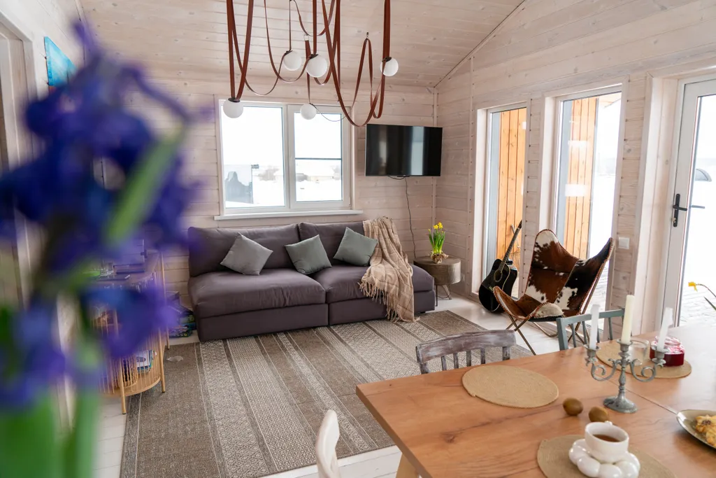 Панорамный дом у поля и леса