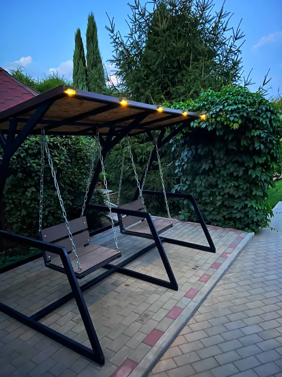 Двухэтажный коттедж на зелёной территории