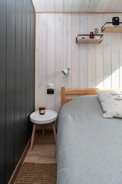 Темный домик на опушке леса