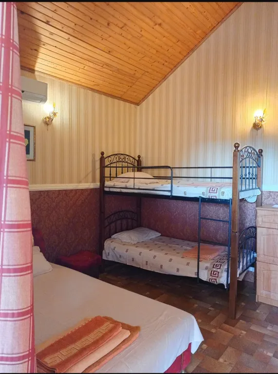 Квартира Номер с двухъярусной кроватью для детей и большой кроватью — аренда посуточно в Орджоникидзе