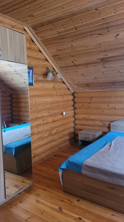 Деревянный домик возле моря