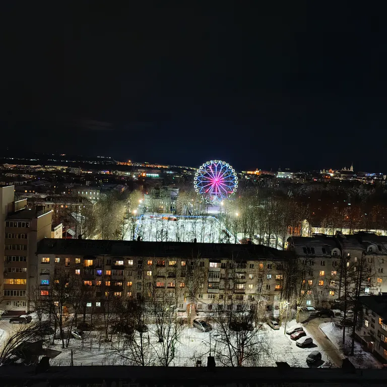 Уютная студия с видом на колесо обозрения