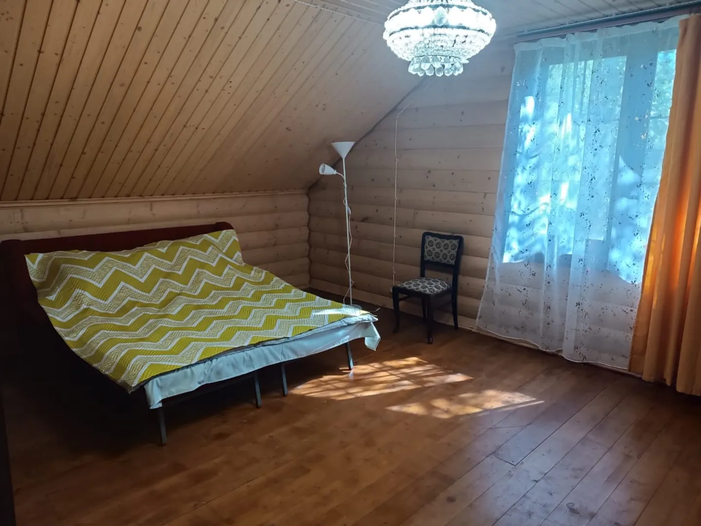 Первая комната на 2 этаже