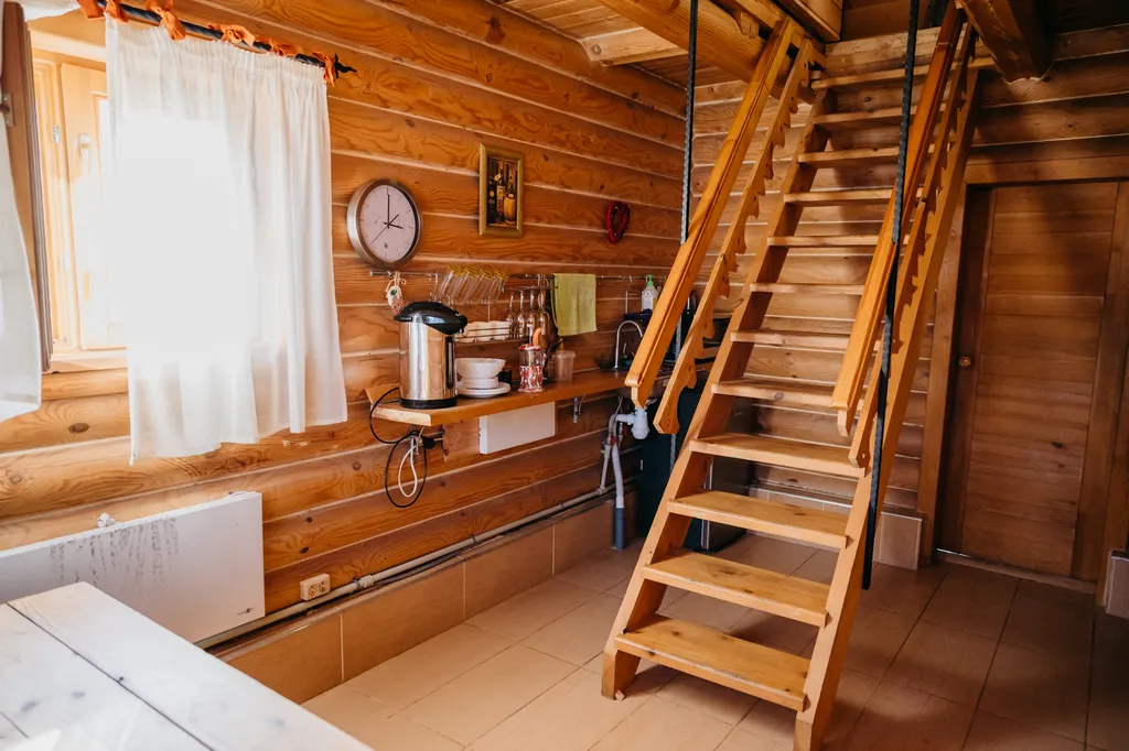 Уютный деревянный домик на берегу пруда с баней