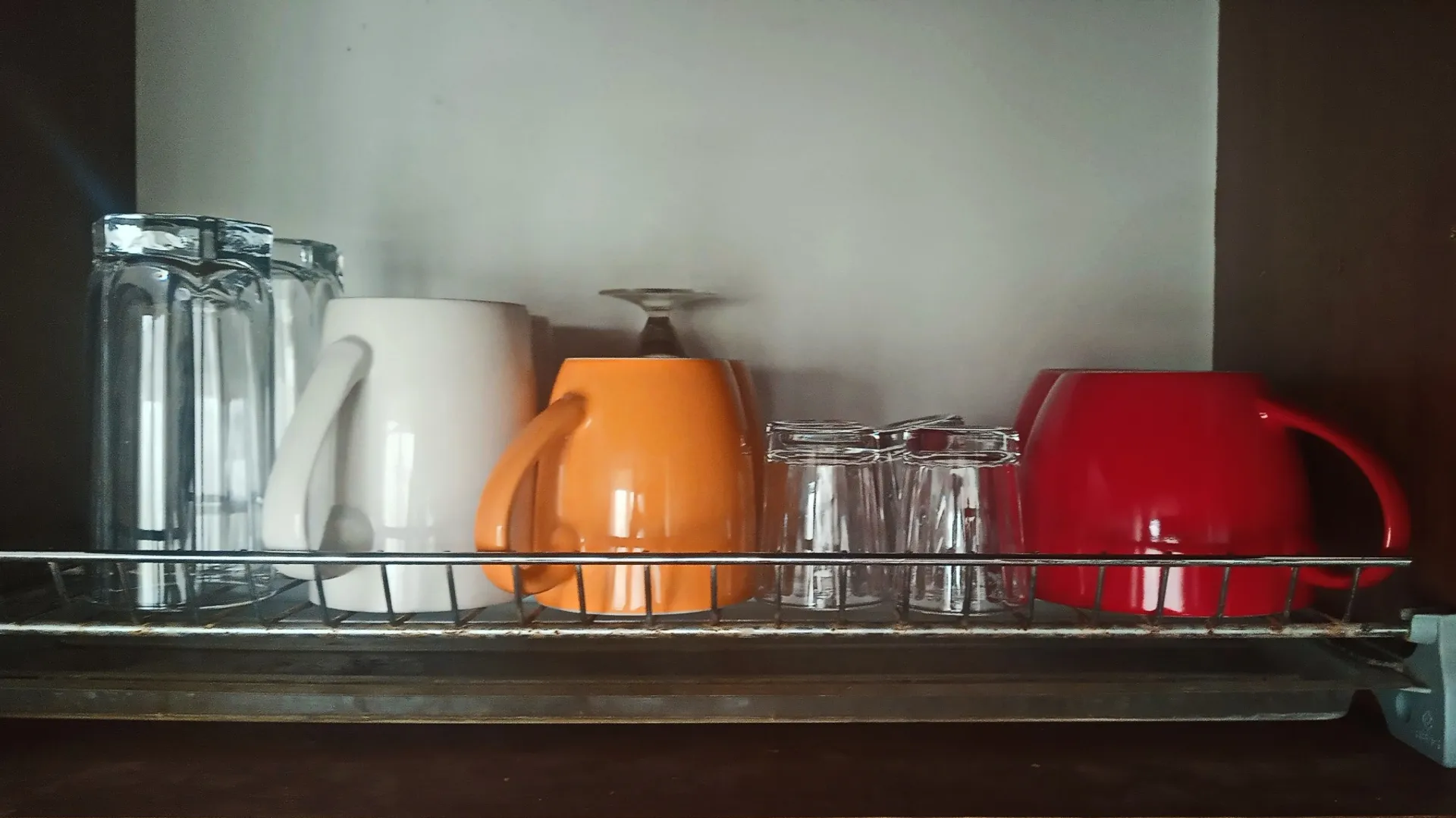 Посуда в цвет интерьера