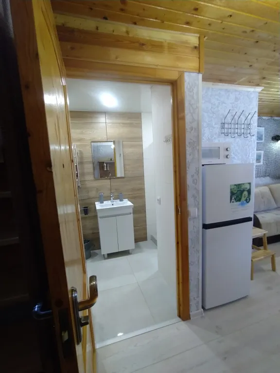 Дом через сосновый лес у Балтийского моря