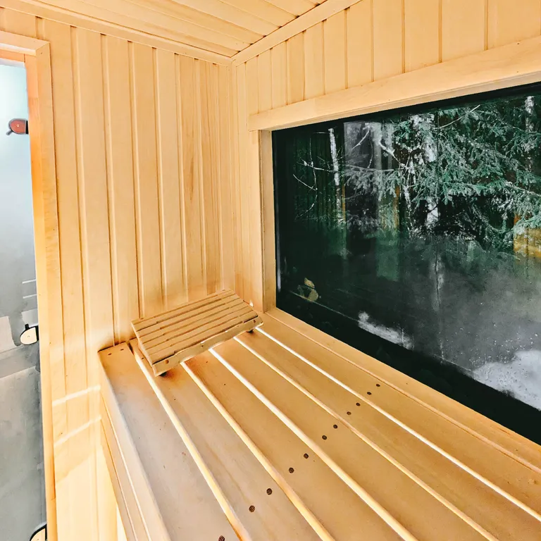 Уютный дом в лесу