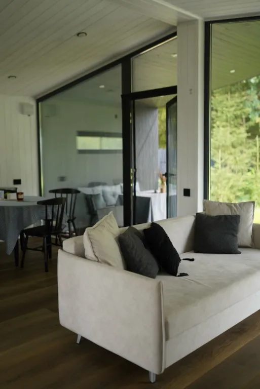 Домик на Новогодние праздники с панорамными окнами в лесу