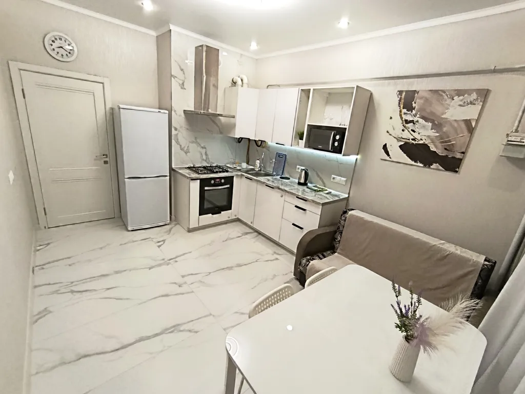 Новая евро-двушка с панорамным видом на море и пляж перед домом