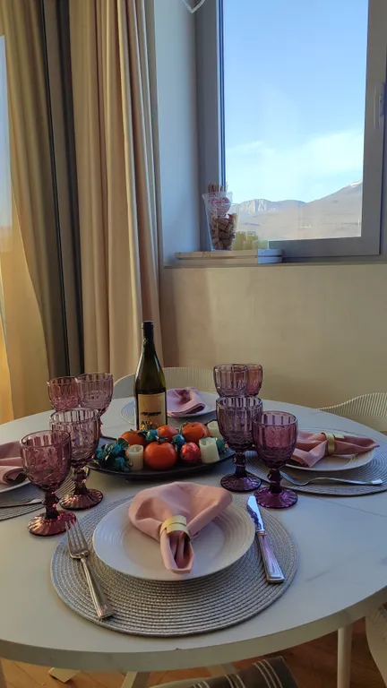 Апартамент Любимое Небо - море и горы - наслаждаться лежа на кровати