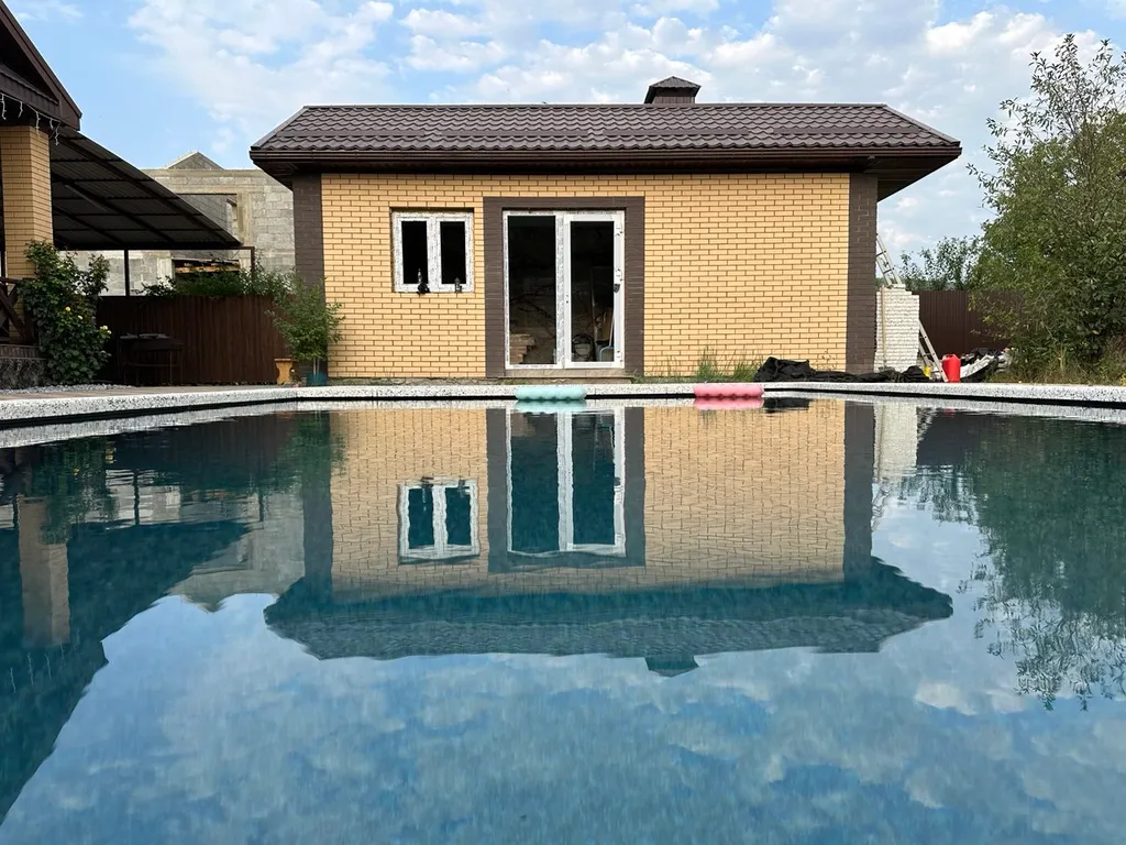 Уютный дом с теплым бассейном у термальных источников и аквапарка