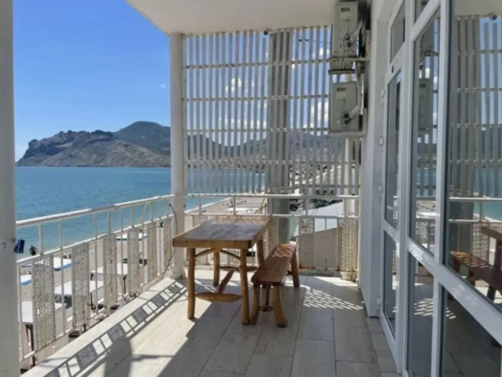 Улучшенный двухкомнатный  номер с балконом и видом на море