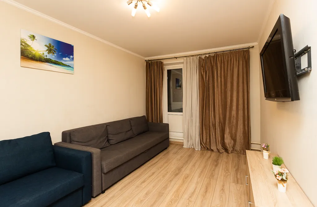 Просторная двухкомнатная квартира с большим балконом — аренда посуточно в Московский