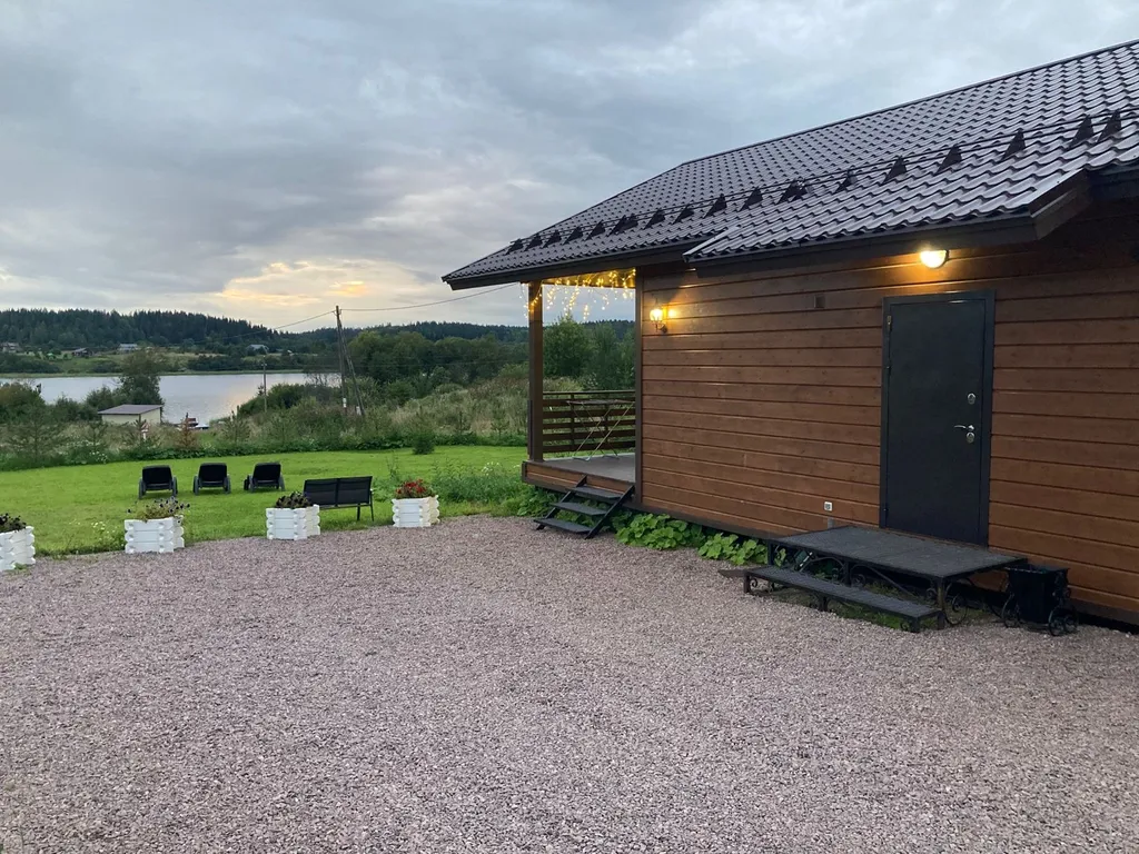 Новый современный коттедж рядом с озером