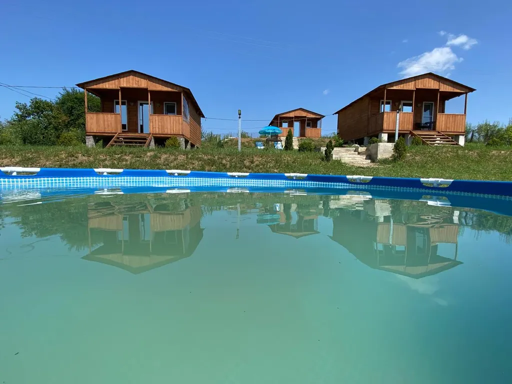 Домик с видом на лес и горы