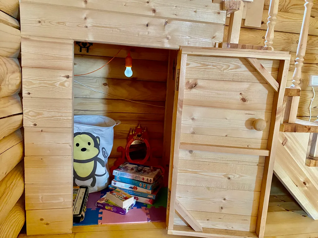 Бревенчатый 2-х этажный коттедж