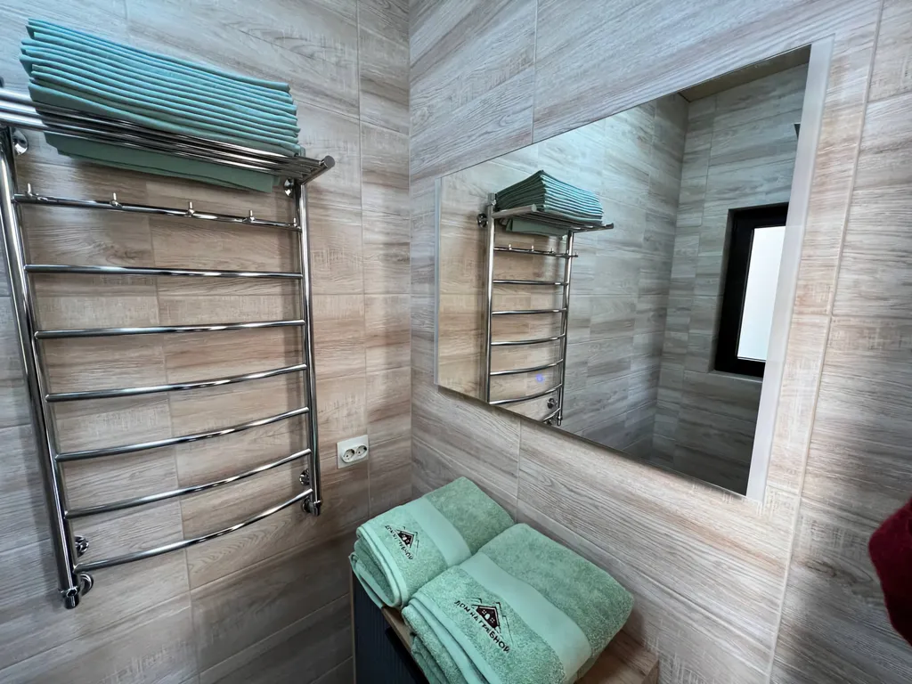 Дом в лесу с теплым бассейном и баней