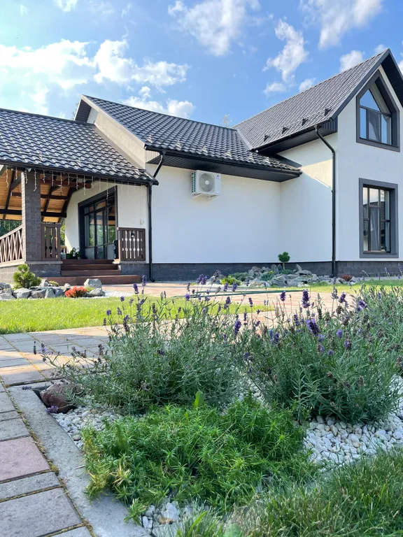 Коттедж для отдыха вблизи леса, с отдельной территорией и баней