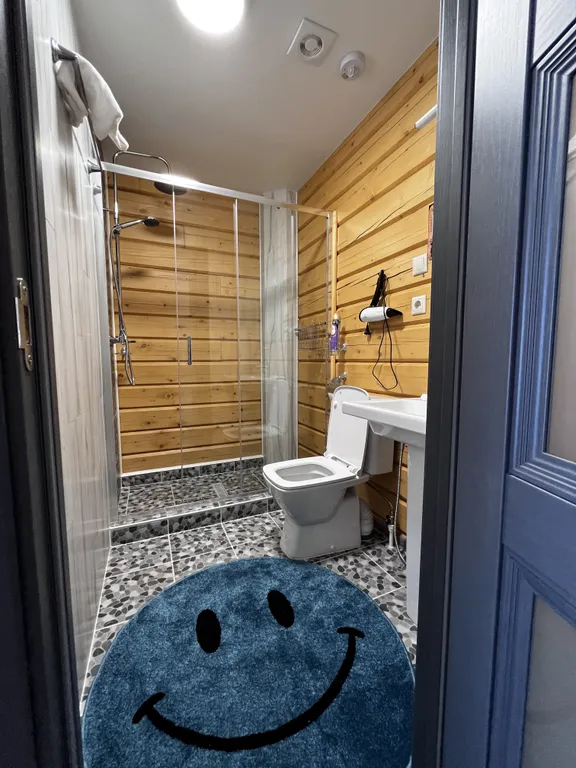 Усадьба в лесу с видом на горы