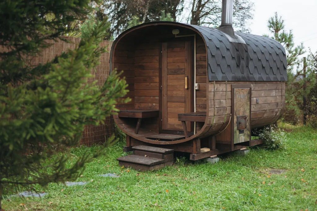 Дом с баней бочкой у воды и леса Green house