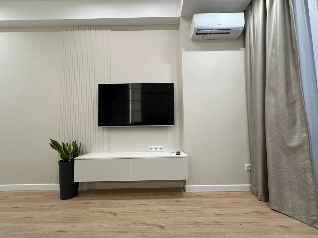 Continental apt near complex Vefa center