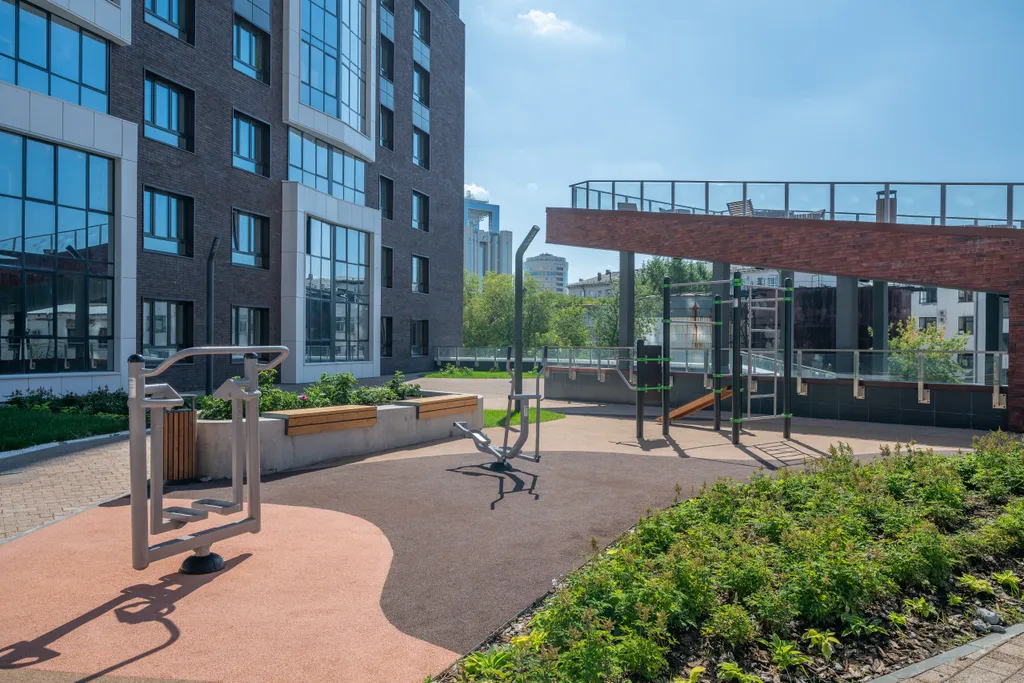 Светлая квартира с креслом на балконе