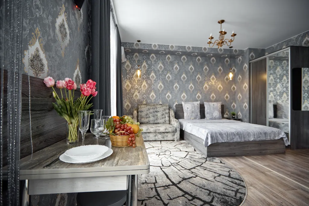 Студия с кованным балконом в историческом центре