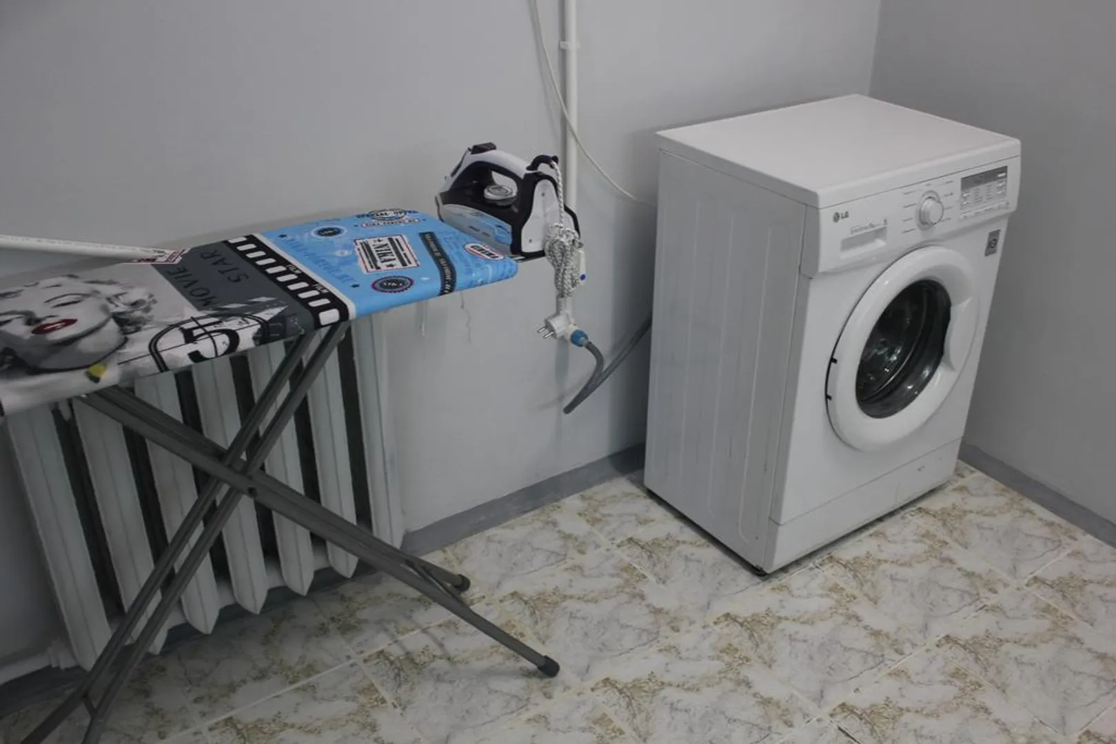 Бытовая комната (стиральная машина, утюг, гладильная доска, сушилка)