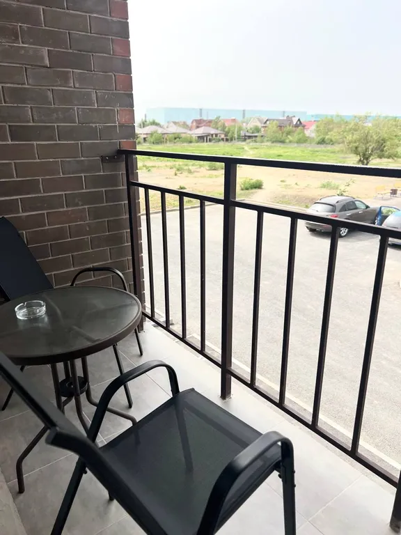 Новый апартамент с зоной отдыха на балконе