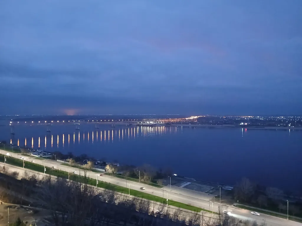 Жизнь с видом реку: огромная лоджия с панорамным остеклением в пол!