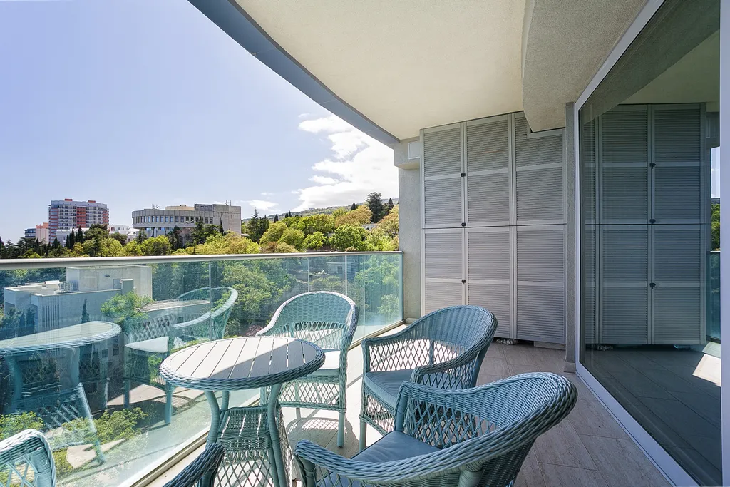 Трёхкомнатный апартамент с видом на море