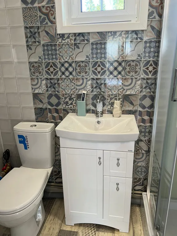 Синий домик в лесу на Живописной улице