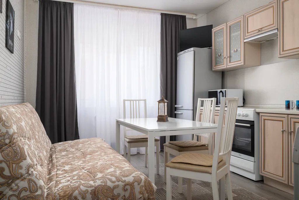 Уютная квартира с большой панорамной лоджией и видом на стадион