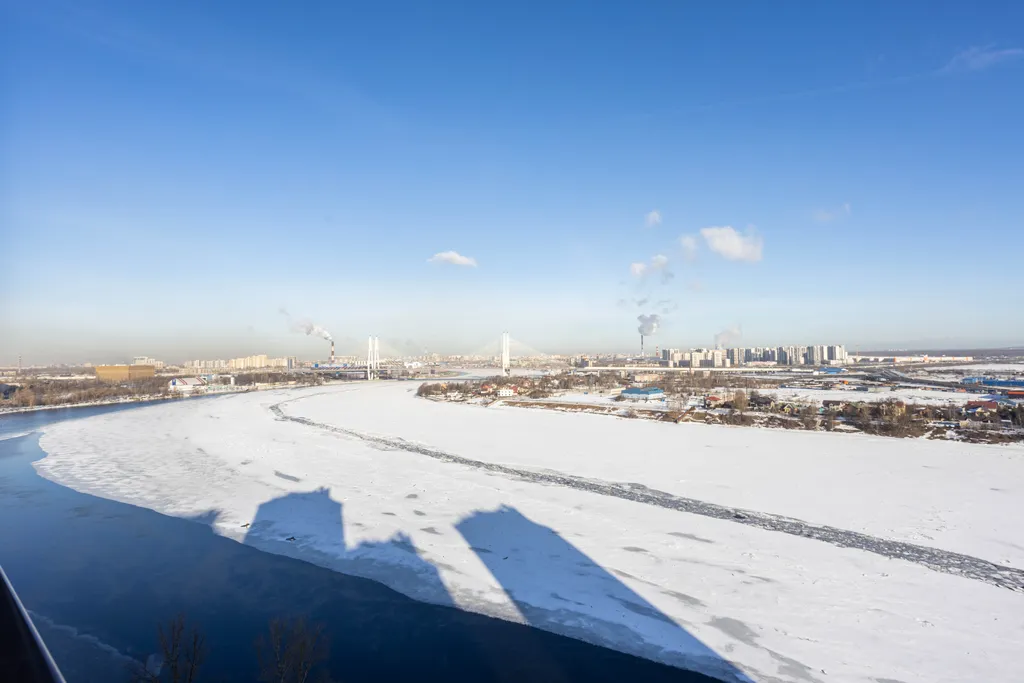 Студия с видом на Неву, мост и корабли