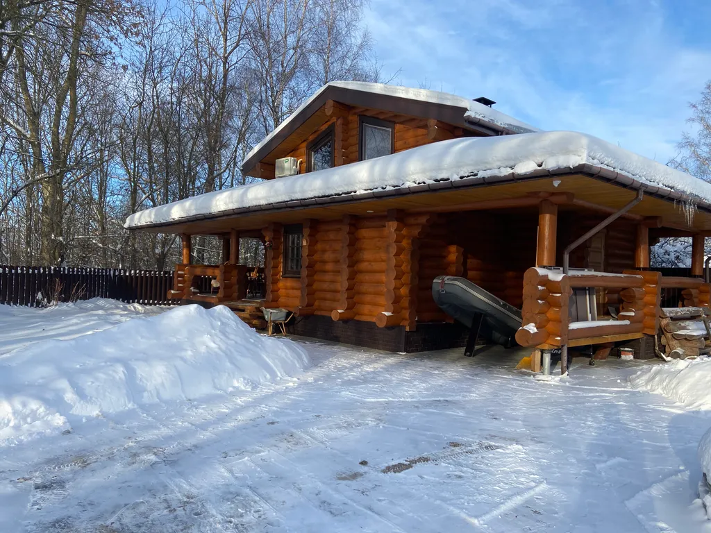 Дом на берегу реки с баней