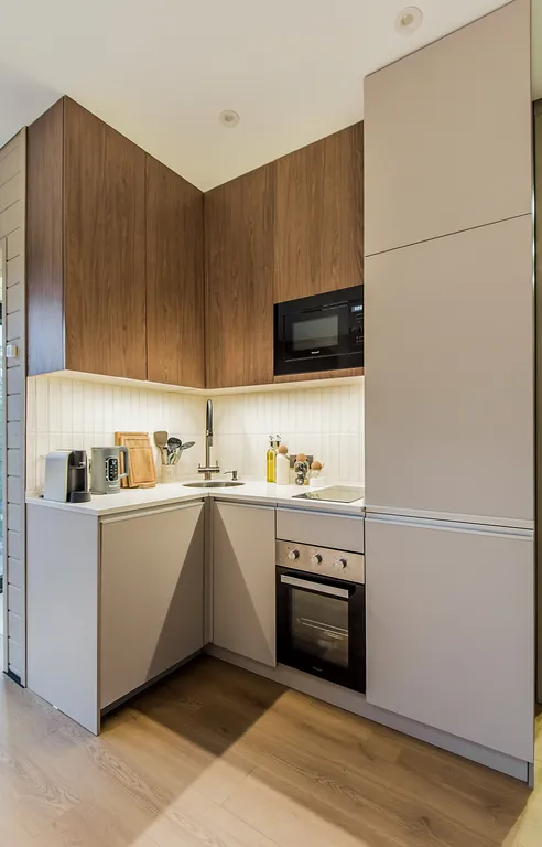 Уютный дом в окружении  леса