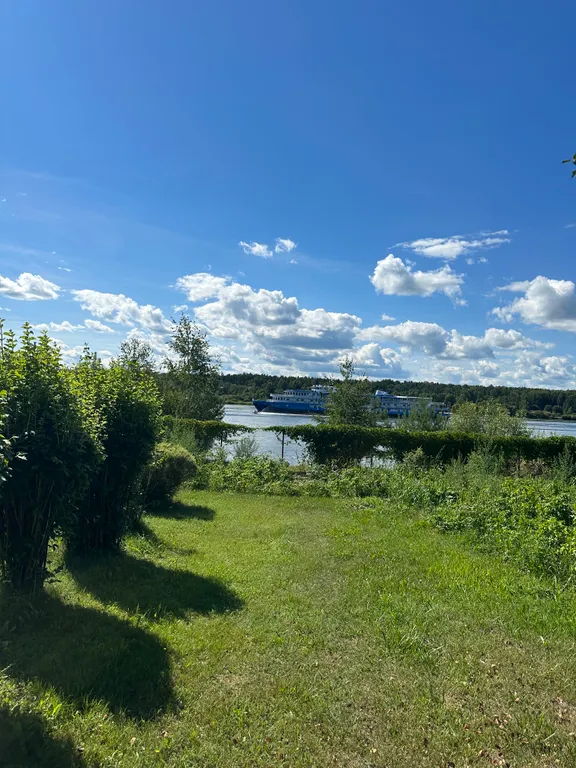 Уютный дом прямо на берегу реки