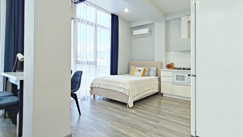 Панорамный апартамент-студия с роскошным видом на горы, в центре