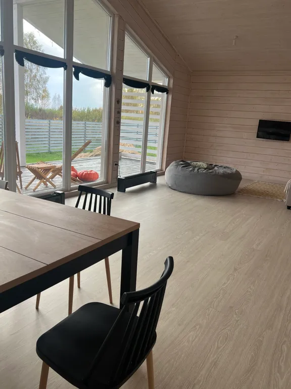 Домик с видом на озеро