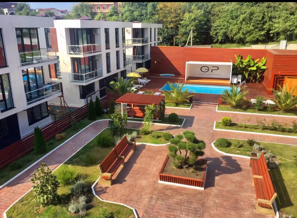 Студия с балконом и подогреваемым бассейном на территории ЖК в центре