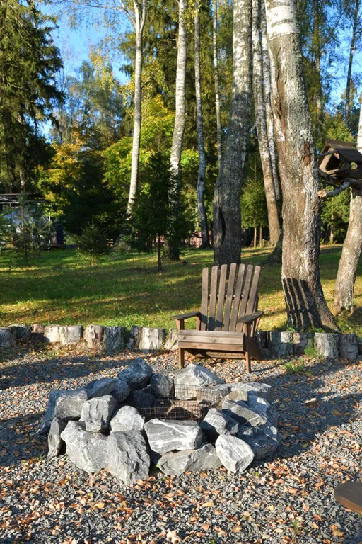 Уютный дом на живописной поляне в лесу с панорамными окнами