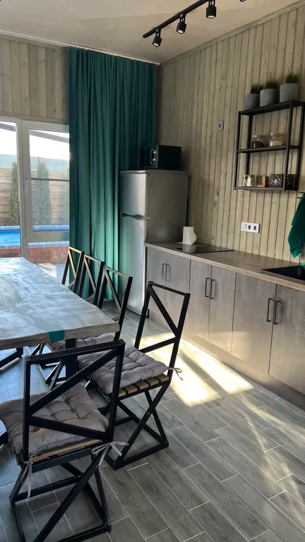 Вилла с бассейном на берегу реки